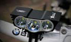 Фара 3 CREE XM-L2 T6, 2000Лм, плоский корпус, крепёж на руль и голову, аккум 6Ач, зарядник 8.4v, инд для велосипедов 