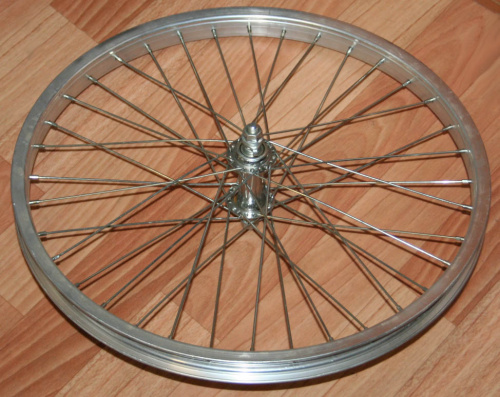 Колесо переднее 20", обод одинарный, 36 спиц, стальная втулка, ось 3/8" на гайках, серебристое. для велосипеда