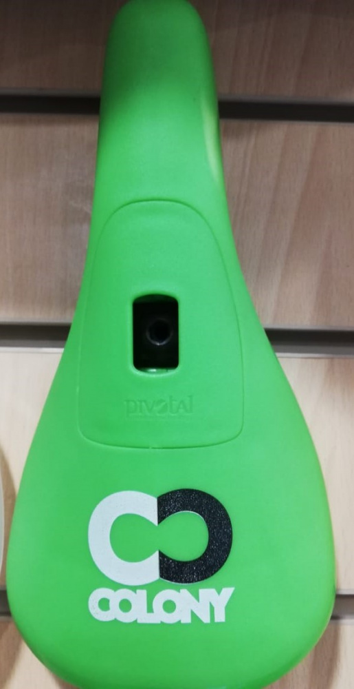 Седло PIVOTAL, 222x123мм, зелёное, пластиковое, с лого "COLONY".